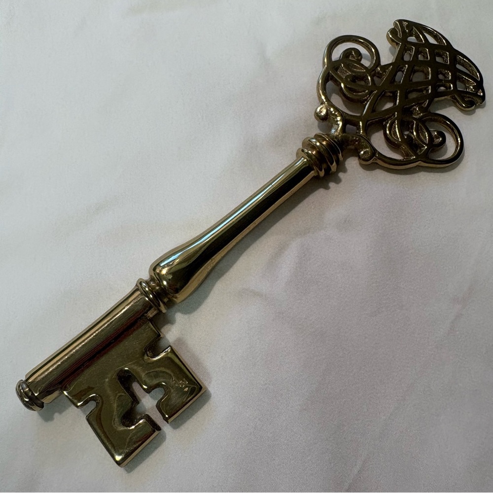 Ornate Solid Shiny Brass Skeleton Key Paperweight – Ralph Lauren Style - Picture 5 of 5